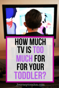 Did you know the AAP guidelines have changed? Find out how much your toddler should be watching TV. It's no longer the impossible 0 hours. Learn about toddler screen time and make a schedule that fits your family dynamic. Screen time for toddlers have never been so easy to understand. #toddlers #momlife #parenting #mom #toddlerlife