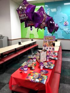 Chuck E. Cheese has a new look! Find out how they've updated their building inside and out and how your kids will have even more fun there. One of the fun activities for toddlers during the winter to keep them entertained all day! #ad #sponsored #games #chuckecheese