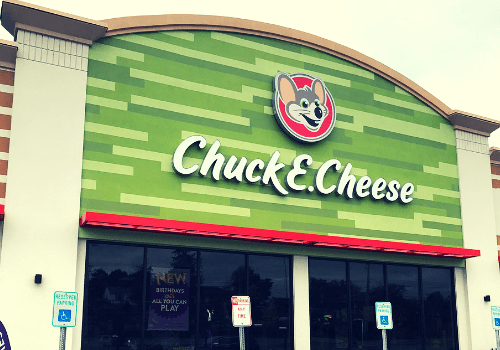 Chuck E. Cheese has a new look! Find out how they've updated their building inside and out and how your kids will have even more fun there. One of the fun activities for toddlers during the winter to keep them entertained all day! #ad #sponsored #games #chuckecheese