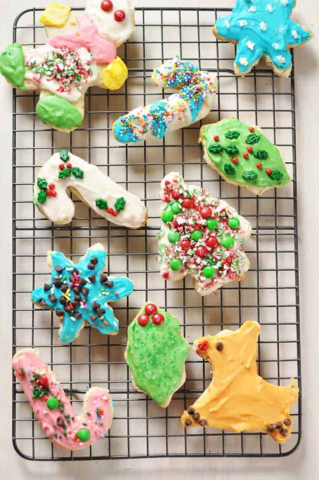 7 kid friendly Christmas recipes so eay your kids can make them with mom and their families this holiday. Make xmas more memorable by baking with kids and children. Bake holiday cookies and rice krispies gingerbread houses desserts delicious for the whole family. #holidaybaking #Christmas #baking #dessertrecipes #bakinghacks