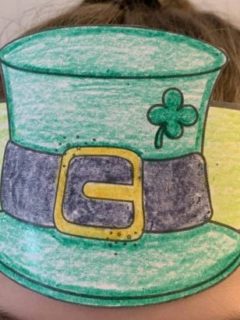 Fun and easy St. Patrick's Day Leprechaun hat crafts for kids. Boys and girls will love coloring this free template image. A perfect St. Paddys picture for children and families to celebrate the green Irish holiday. #saintpatricksday #stpatricksdaycrafts #papercraftideas #leprechaun #kidscrafts