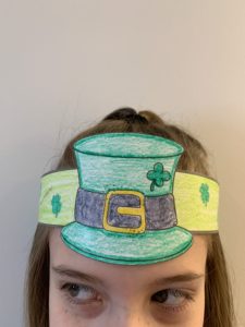 Fun and easy St. Patrick's Day Leprechaun hat crafts for kids. Boys and girls will love coloring this free template image. A perfect St. Paddys picture for children and families to celebrate the green Irish holiday. #saintpatricksday #stpatricksdaycrafts #papercraftideas #leprechaun #kidscrafts