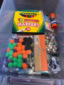 Cheap busy bag ideas for 2 year old toddlers and preschoolers. Head to the dollar store and learn howto make simple educational boxes for boys and girls. #busybags #preschoolers #toddleractivities #toddleractivity #funactivities