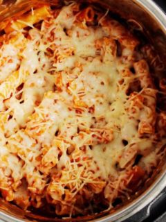 A simple and quick dump and go Instant Pot pressure cooker baked ziti recipe. Includes hidden veggies, like red peppers, in this easy dinner. Ready in less than 10 minutes, this delicious, cheesy recipe is the perfect meal for all families. #recipeseasy #instantpotrecipeseasy #easydinnerrecipes #instantpotrecipes