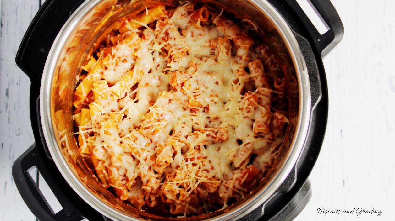 A simple and quick dump and go Instant Pot pressure cooker baked ziti recipe. Includes hidden veggies, like red peppers, in this easy dinner. Ready in less than 10 minutes, this delicious, cheesy recipe is the perfect meal for all families. #recipeseasy #instantpotrecipeseasy #easydinnerrecipes #instantpotrecipes