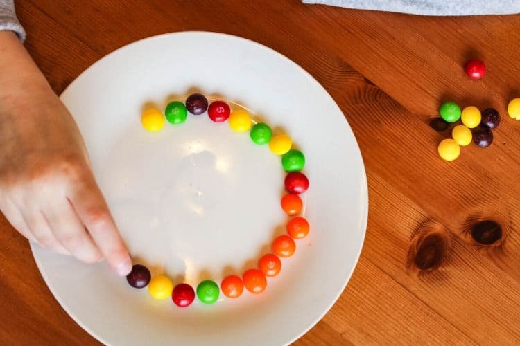 Placing Skittles in a circle on plate